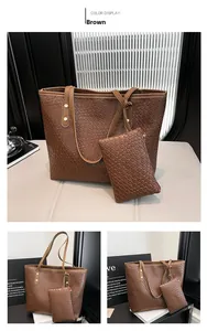Dettaglio della borsa tote intrecciata marrone con pochette e rivetti in metallo