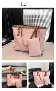 Dettaglio del set di borse tote intrecciate rosa con pochette e manici marroni