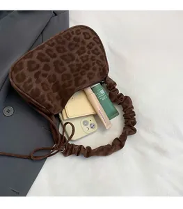 Borsa leopardata con tracolla arricciata e interno spazioso per oggetti personali