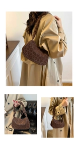 Vue détaillée du sac léopard marron avec poignée plissée et nœud décoratif élégant