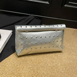 Pochette argentée métallisée avec rivets et fermeture magnétique style enveloppe