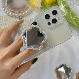 Détail du support téléphone miroir strass en forme de fleur avec coque pailletée