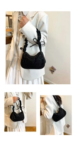 Vue détaillée du sac à bandoulière noir à motif léopard avec nœud et poignée plissée