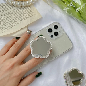Détail du support téléphone en forme de fleur avec strass et miroir de courtoisie