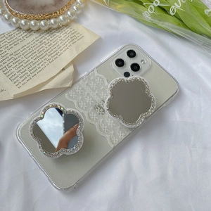 Gros plan d'une coque de téléphone pailletée avec support miroir fleuri et dentelle