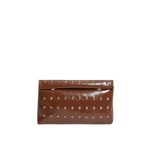 Pochette enveloppe minimaliste en cuir marron avec détails de rivets argentés pour femme