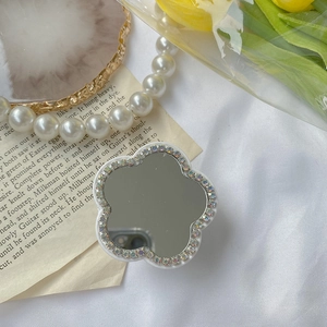 Vue détaillée du support de téléphone en forme de fleur avec miroir et strass brillants