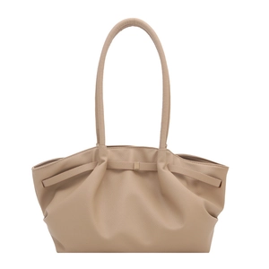 Sac fourre-tout plissé beige avec texture grainée et boucle dorée sur fond blanc