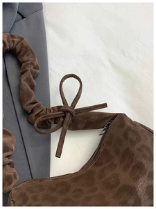 Vue détaillée du sac léopard marron en daim avec bandoulière plissée et nœud
