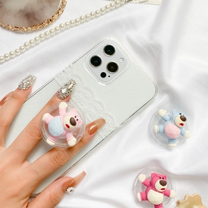 Detailopname van de schattige beer telefoonhouder op een wit glitterhoesje