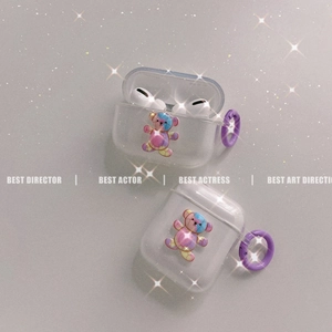 Détail de la coque AirPods transparente avec ours 3D dégradé et crochet violet