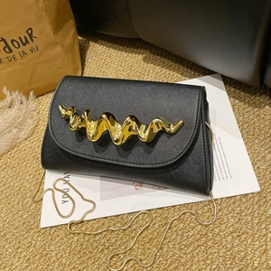 Sac à bandoulière élégant en cuir Saffiano noir avec ornement en métal doré ondulé