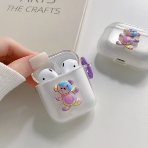 Détail de la coque AirPods Pro transparente avec motifs d'ours mignons