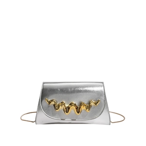 Petit sac en cuir métallisé argenté avec ornement ondulé doré et bandoulière chaîne