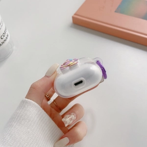 Gros plan de la coque AirPods fleurie avec découpe précise du port de chargement