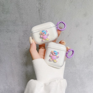 Détail de la coque AirPods transparente avec ours 3D et mousqueton violet décoratif