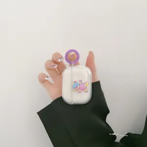 Vue détaillée d'une coque AirPods Pro transparente avec ours en peluche et crochet