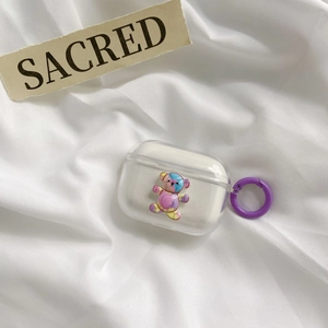 Détail de la coque AirPods avec ours arc-en-ciel et crochet mousqueton violet