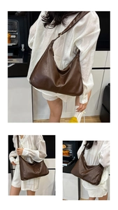 Gros plan détaillé d'un grand sac hobo en similicuir marron avec design plissé minimaliste