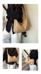 Vue détaillée du sac hobo beige montrant la grande capacité et la texture en cuir souple