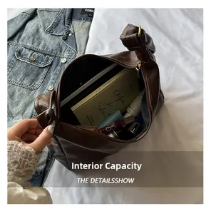 Vue détaillée de la grande capacité intérieure du sac cabas marron en cuir PU vintage