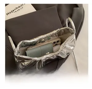 Borsa a spalla argento plissettata con interno per smartphone e portafoglio