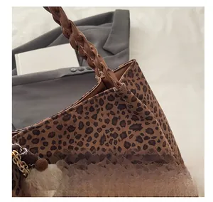 Borsa tote leopardata con manici in pelle intrecciata e ciondolo a forma di orso