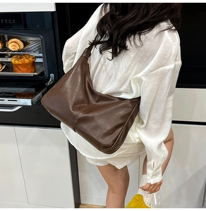 Détail du sac hobo en cuir PU marron foncé mat avec une large bandoulière souple