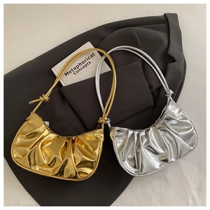 Dettaglio di borse hobo a mezzaluna metallizzate oro e argento con design a pieghe