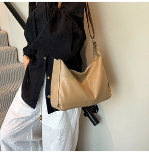 Détail du sac hobo en cuir PU beige avec texture plissée et bandoulière réglable