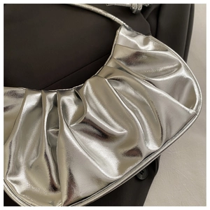 Dettaglio della borsa a nuvola argento metallizzato con design a pieghe moderno