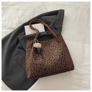 Sac fourre-tout léopard avec bandoulière tressée marron et breloque en peluche glace