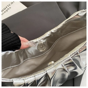 Dettaglio della borsa a mezzaluna argento con chiusura magnetica e pieghettatura