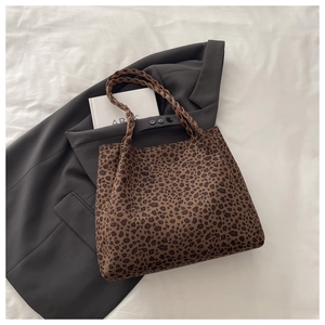 Vue détaillée du sac cabas léopard avec poignée en corde tressée marron pour femme