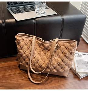 Dettaglio borsa tote in peluche color cuoio con finiture in pelle e rivetti metallici