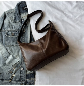 Détail du sac hobo marron vintage avec texture grainée et bandoulière réglable