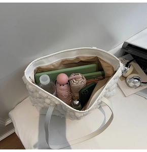 Vista dall'alto della borsa tote in peluche bianca che mostra la sua grande capienza