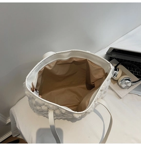 Vista dall'alto della borsa tote in peluche bianca con capiente interno e zip robusta