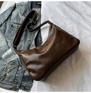 Vue détaillée du sac cabas marron vintage avec grain de cuir litchi et boucles dorées