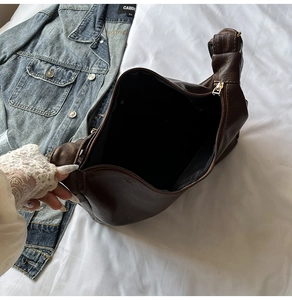 Détail du grand sac cabas marron en similicuir avec intérieur spacieux et zip doré
