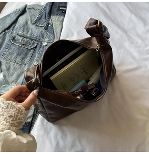 Vue détaillée de l'intérieur d'un grand sac fourre-tout marron à grande capacité