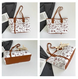 Detail der großen Tragetasche mit braunem Graffiti-Print und süßem Plüschhasen-Anhänger