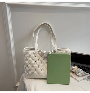 Dettaglio ravvicinato della borsa tote trapuntata in peluche bianco con motivi a onde