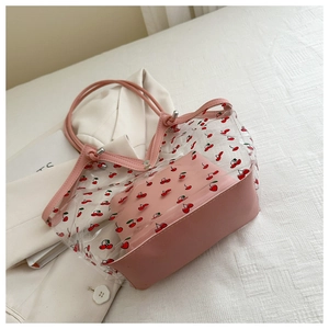 Dettaglio della borsa tote trasparente con stampa ciliegie e pochette interna rosa