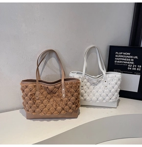 Dettaglio di borse tote in peluche a trama bolla in marrone e bianco con pelle