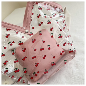 Dettagli della borsa tote in PVC trasparente con stampa ciliegia e finiture rosa