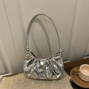 Borsa a mezzaluna argento con trama plissettata e tracolla con nodo alla moda