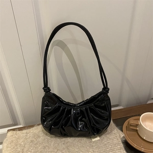 Elegante borsa a mezzaluna nera lucida con design a pieghe e spalline sottili doppie