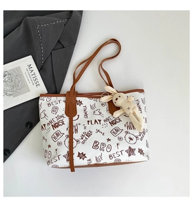 Detailansicht der großen Graffiti-Einkaufstasche mit Vintage-Print und Kaninchen-Anhänger