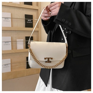 Macro shot of the white leather shoulder bag featuring a gold chain and metallic logo clasp
